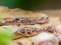 ПИРОГ С СЫРОМ, КУРИЦЕЙ И ГРИБАМИ