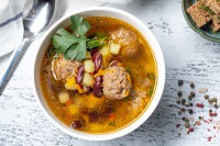 Суп с куриными фрикадельками и фасолью