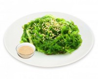 Салат Чука с ореховым соусом