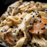 Пшеничный Wok с курицей и сыром в сливочном соусе