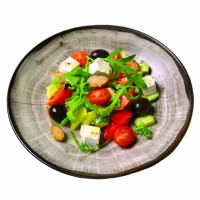 Греческий салат с каперсами и гигантскими оливками 