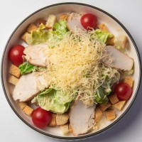 Салат Цезарь с курицей