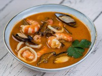 Суп том ям с креветки, кальмар, мидии