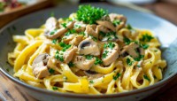 Фетучини с курицей и грибами в сливочном соусе 