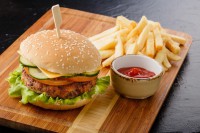 Бэби бургер с картофелем фри и кетчупом