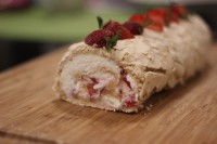 Меренговый рулет с ягодами