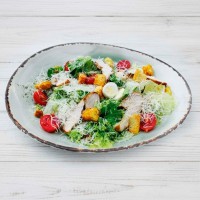Салат Цезарь с курицей