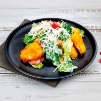 Салат с жареным сыром и беконом