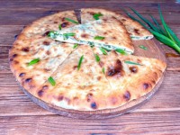 Осетинский пирог с зелёным луком и сыром