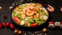 Цезарь с креветками/лососем (на выбор)