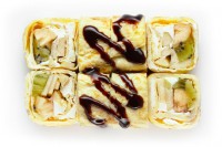 Сладкий ролл в блинчике