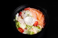 Салат цезарь с лососем