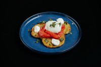 Картофельные оладьи с яйцом пашот и лососем