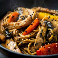 Яичный Wok курица в кисло-сладком соусе