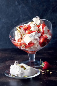 Мороженое с ягодным конфитюром