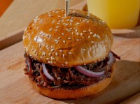 Бургер с рваной говядиной и халапеньо