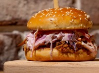 Бургер с рваной свининой и халапеньо