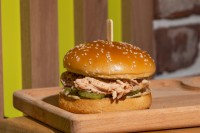 Бургер BBQ с рубленой курицей и халапеньо