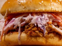 Бургер BBQ с рваной свининой