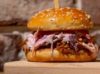 Бургер BBQ с рваной говядиной