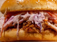 Бургер BBQ с рубленой свининой и халапеньо