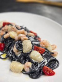 Черная паста с гребешками