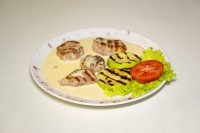 Медальоны из свинины с сыром горганзола