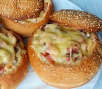 Мини-пицца с колбасой