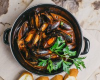 Мидии жареные в томатном соусе