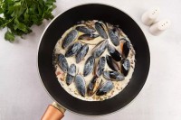 Мидии жареные в сливочном соусе